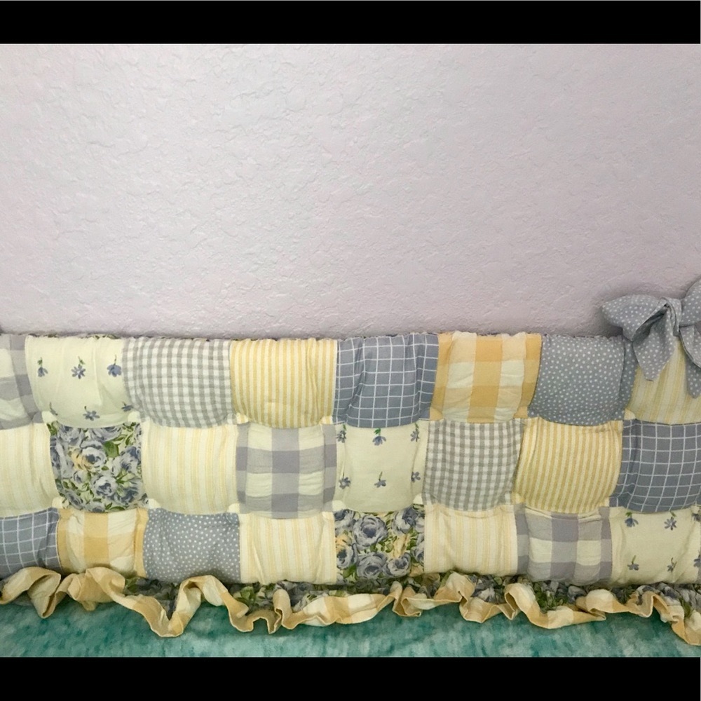 Beautiful periwinkle/lilac baby bumper.